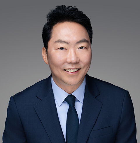 A headshot of Andrew Lee.